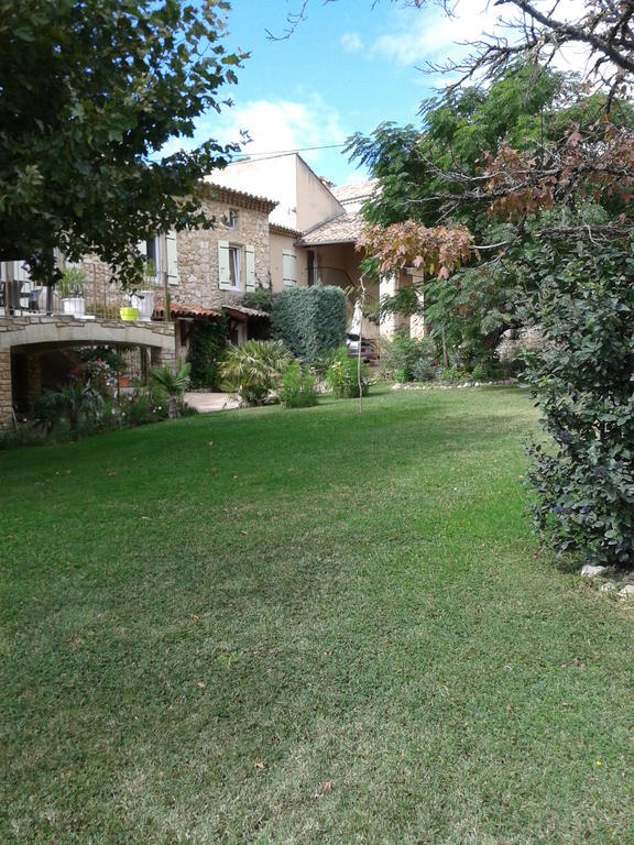Le Chateau Des Estubiers Bed and Breakfast Sérignan-du-Comtat Exterior foto